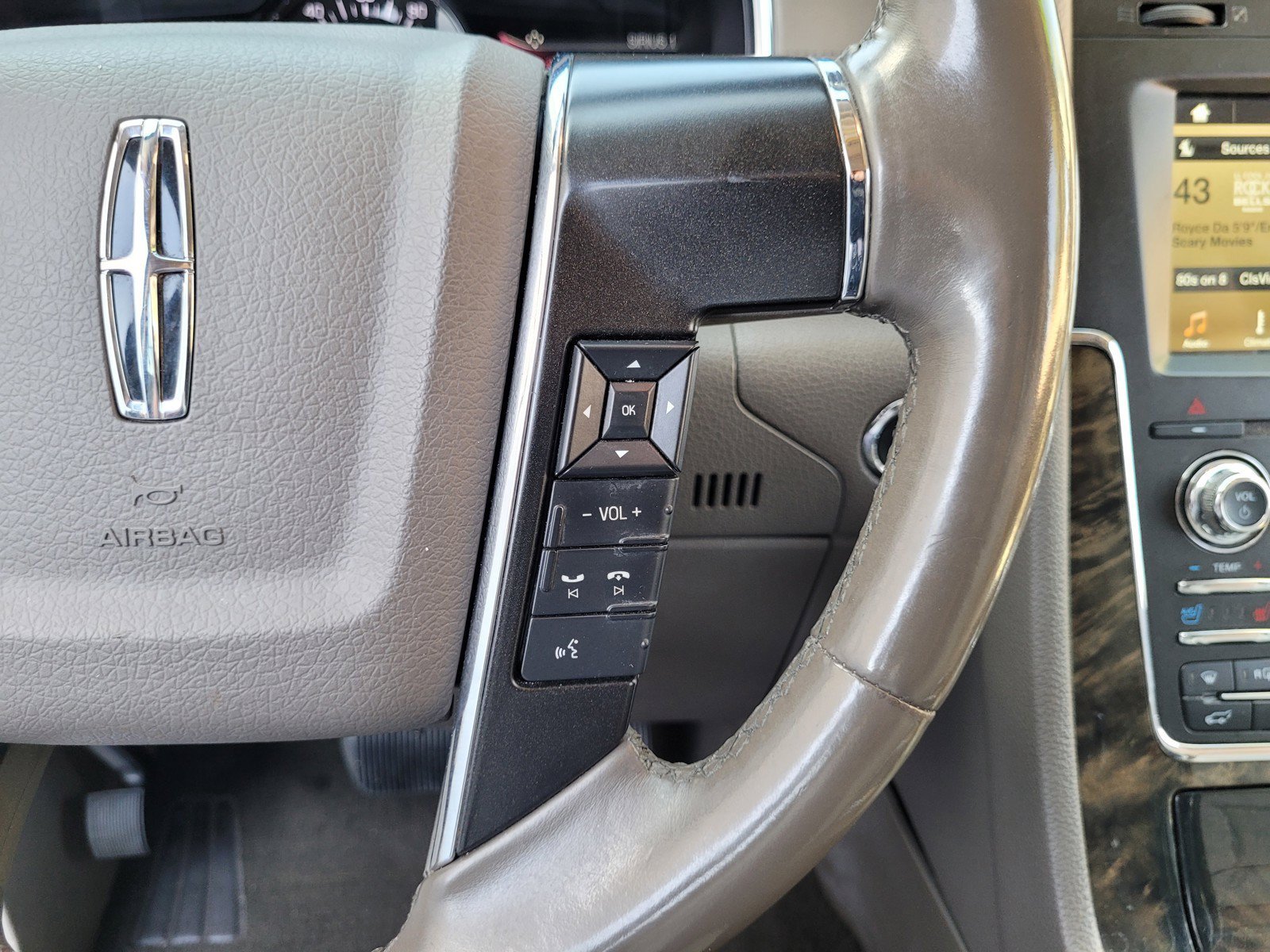 Used 2016 Lincoln Navigator Select RWD image 24