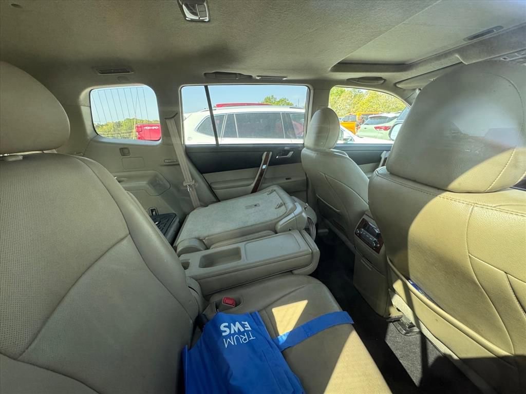 Used 2013 Toyota Highlander Limited image 3