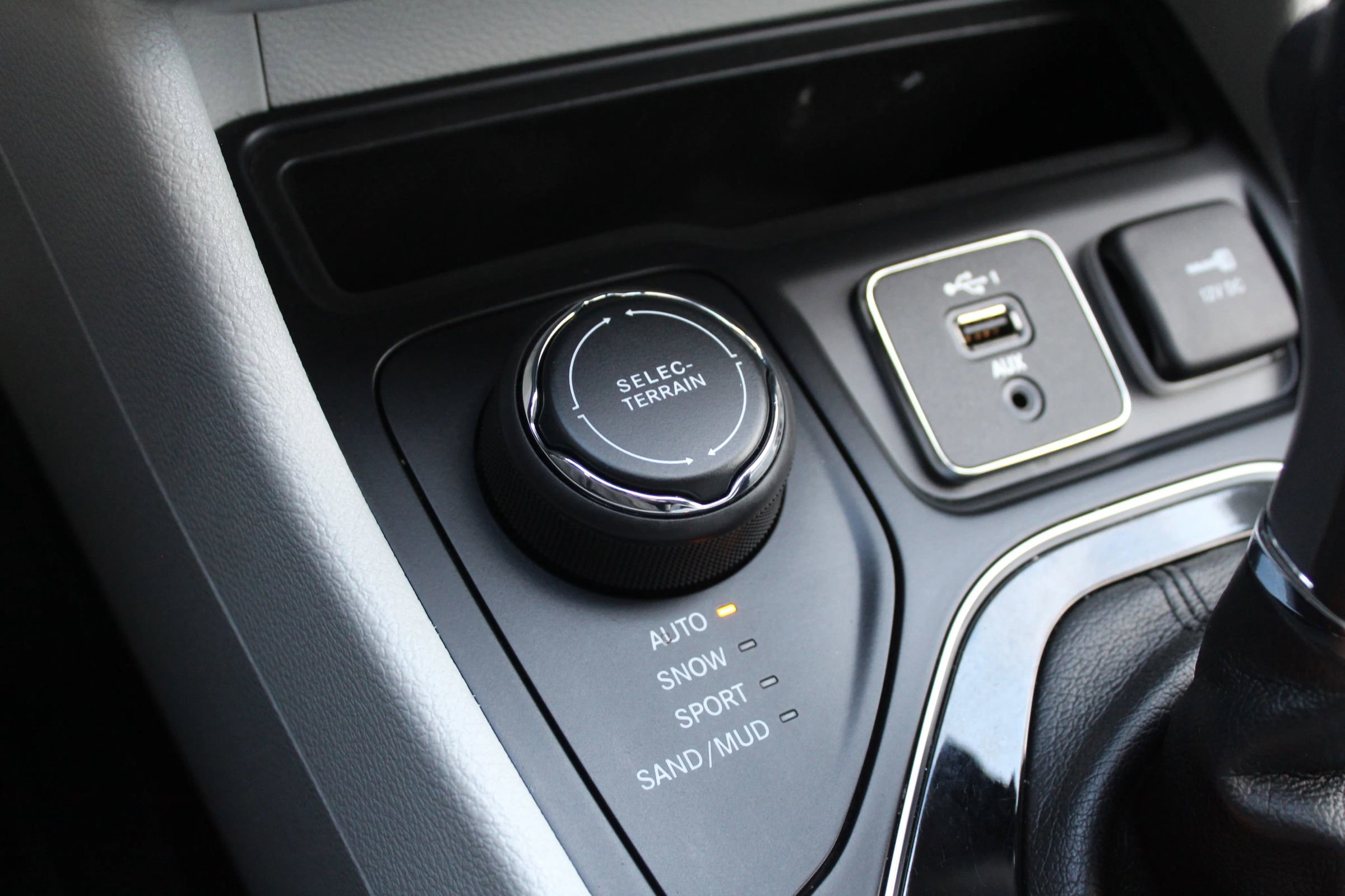 Used 2019 Jeep Cherokee Limited image 29