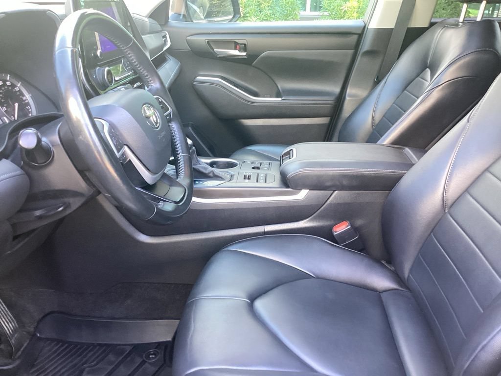 Used 2023 Toyota Highlander XLE AWD/4WD image 4