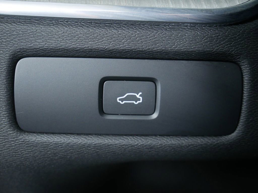 Used 2025 Volvo XC60 B5 Plus AWD/4WD image 24