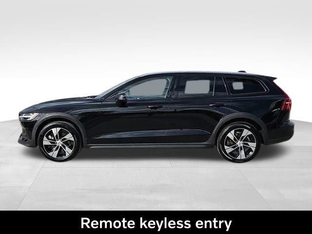 Used 2025 Volvo V60 B5 Cross Country Plus image 8