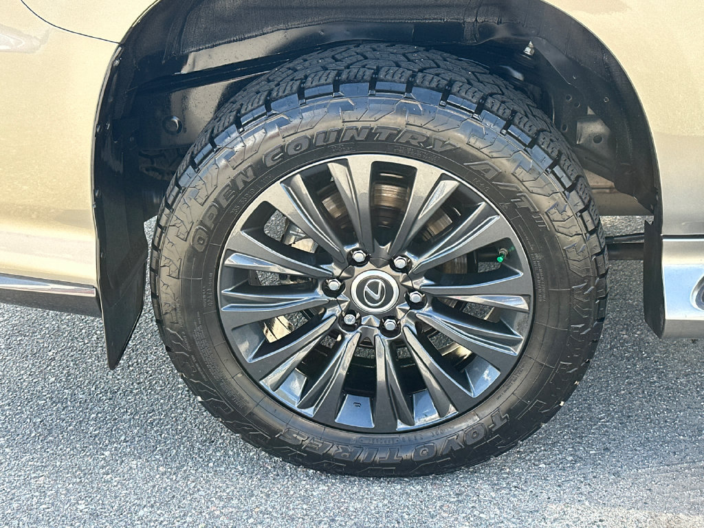 Used 2023 Lexus GX 460 Premium w/ Accessory Package AWD/4WD image 17