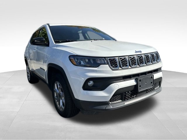 Used 2025 Jeep Compass Latitude w/ Sun & Sound Group AWD/4WD image 3