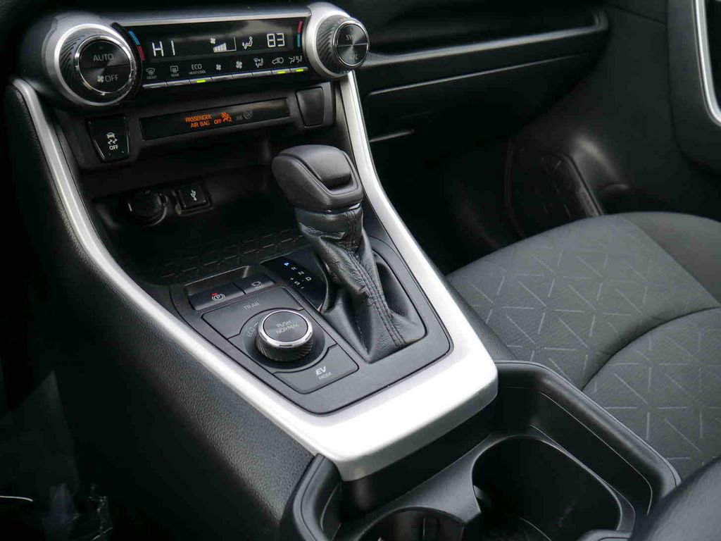 Used 2021 Toyota RAV4 XLE image 32