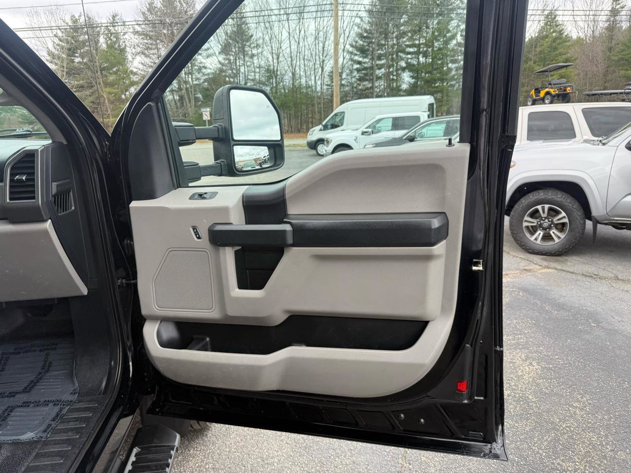 Used 2017 Ford F550 4x4 SuperCab Super Duty image 25