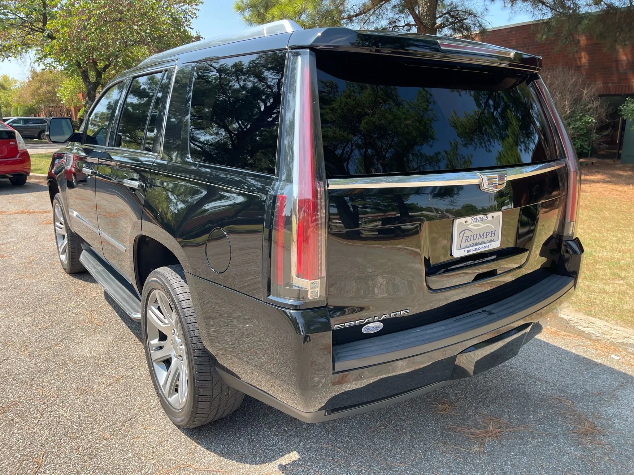 Used 2016 Cadillac Escalade Luxury image 3