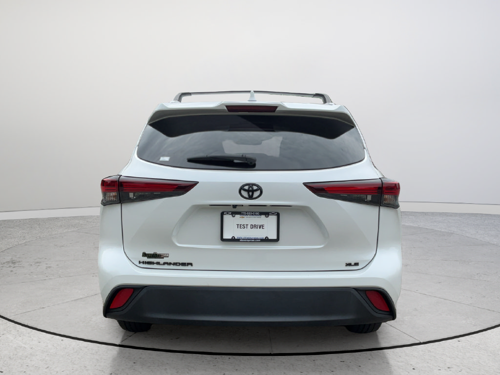 Used 2024 Toyota Highlander XLE FWD image 7