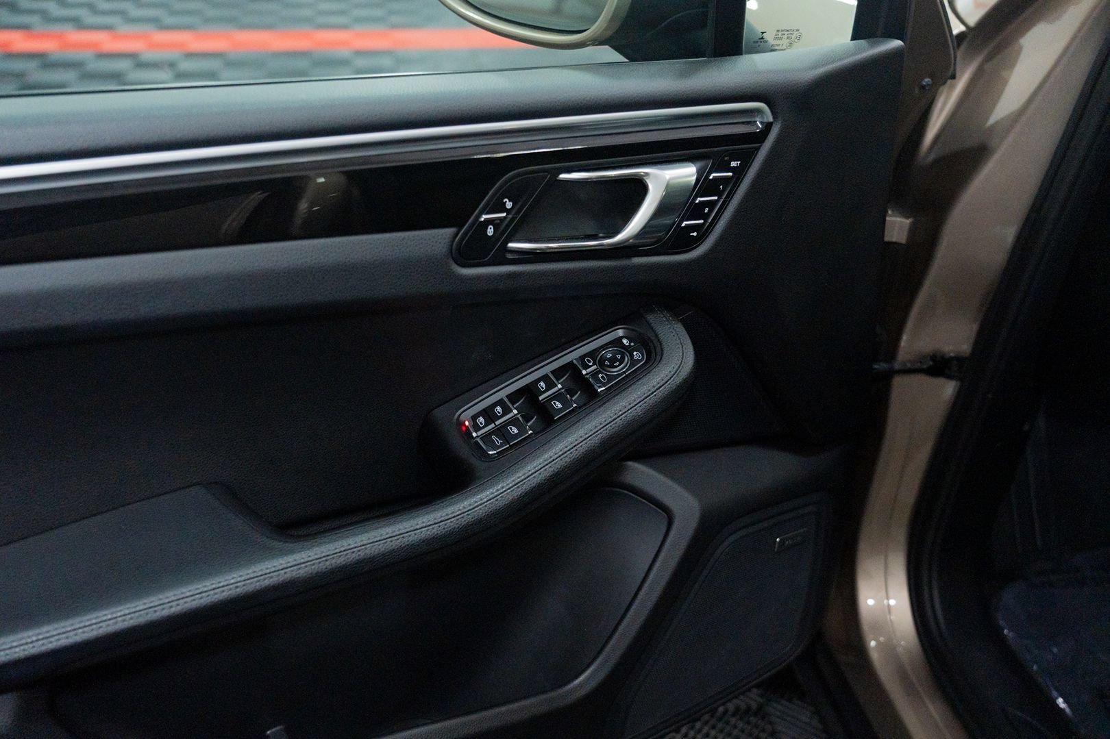 Used 2017 Porsche Macan AWD/4WD image 16