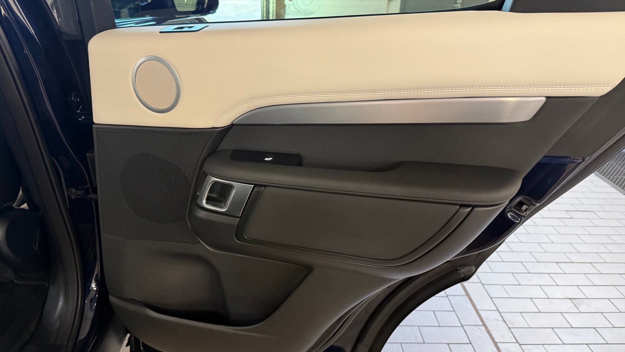 Used 2021 Land Rover Discovery S R-Dynamic AWD/4WD image 33