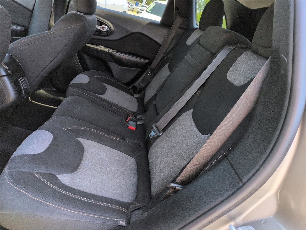 Used 2017 Jeep Cherokee Sport FWD image 28
