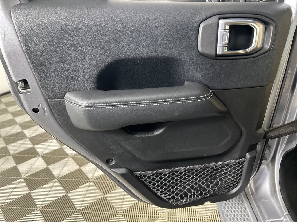 Used 2018 Jeep Wrangler Unlimited Sahara AWD/4WD image 16