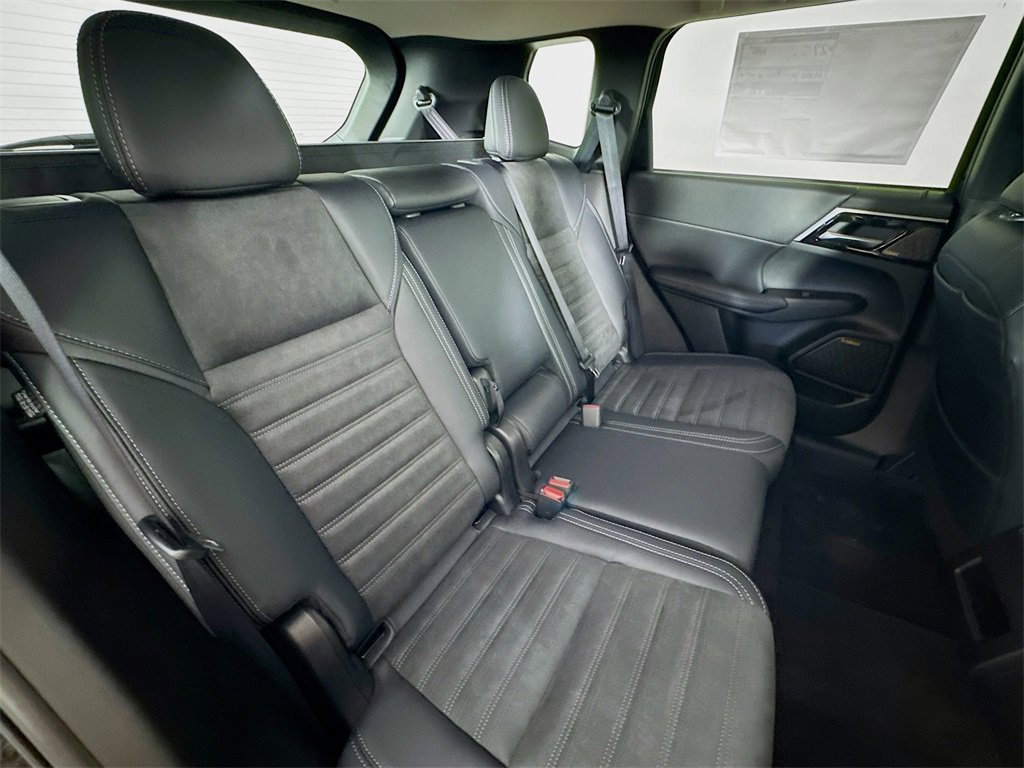 New 2025 Mitsubishi Outlander SE image 29