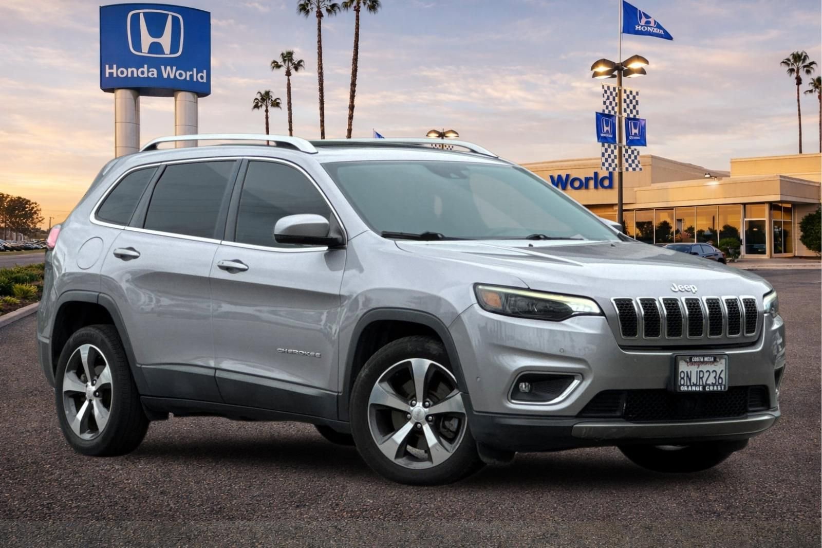 Used 2019 Jeep Cherokee Limited w/ Luxury Group image 2