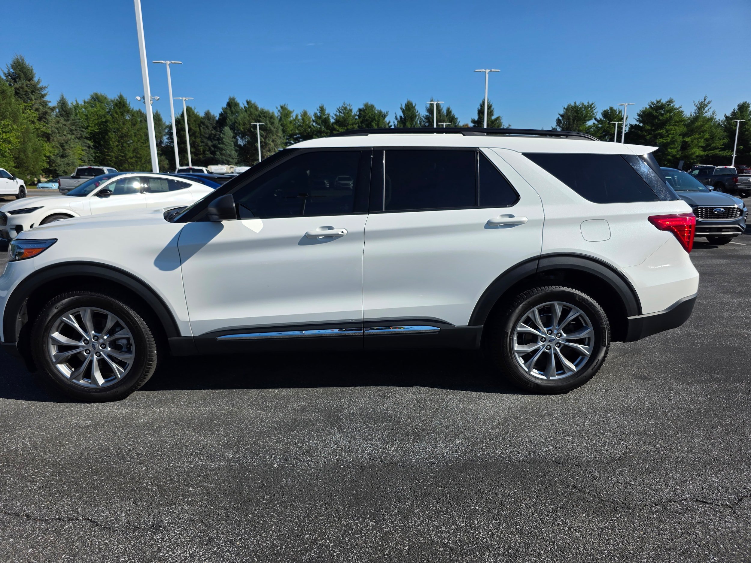 Certified 2022 Ford Explorer XLT w/ Equipment Group 202A AWD/4WD image 2