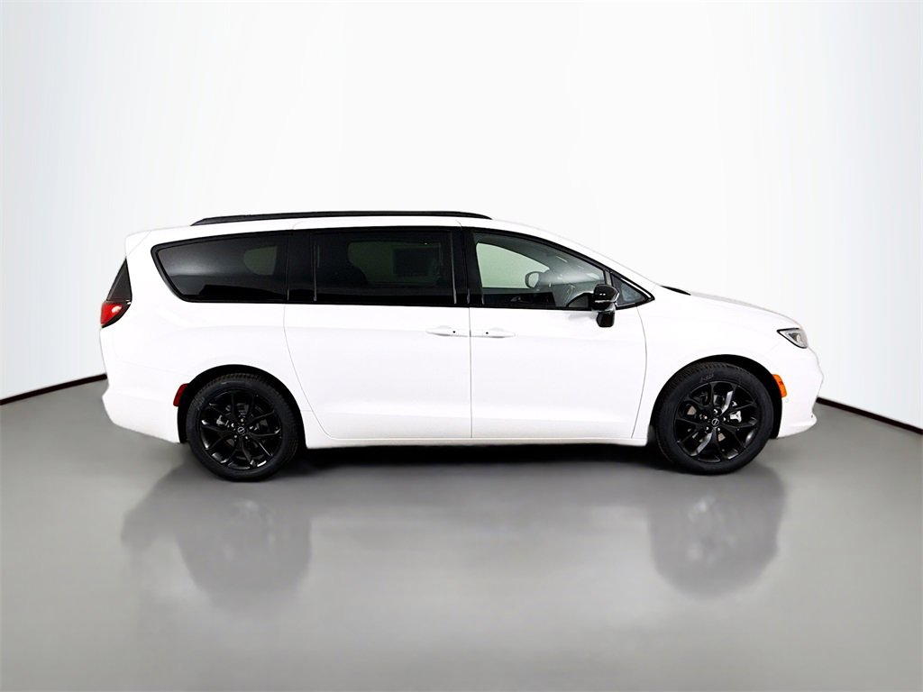 New 2026 Chrysler Pacifica Limited image 8