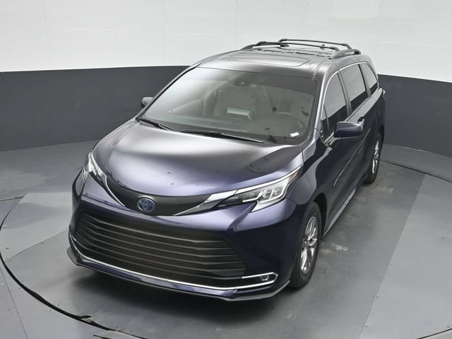 Used 2023 Toyota Sienna XLE FWD image 45