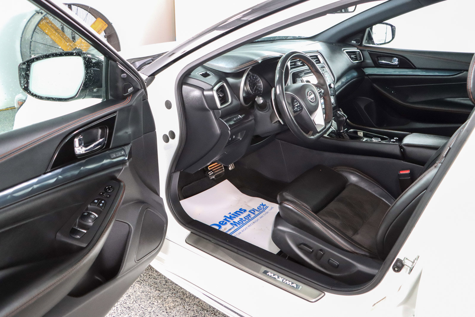 Used 2023 Nissan Maxima SR w/ Sport Mat Group FWD image 3