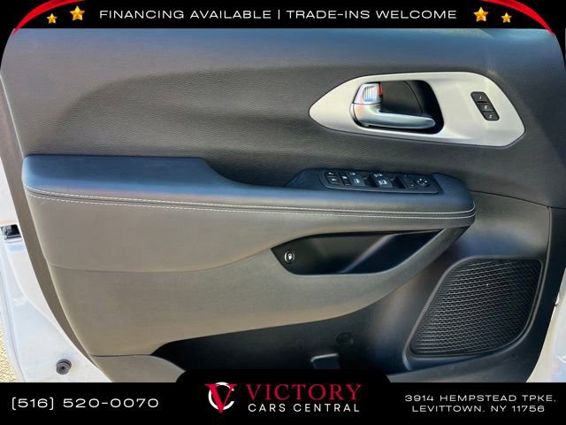 Used 2024 Chrysler Pacifica Select image 12
