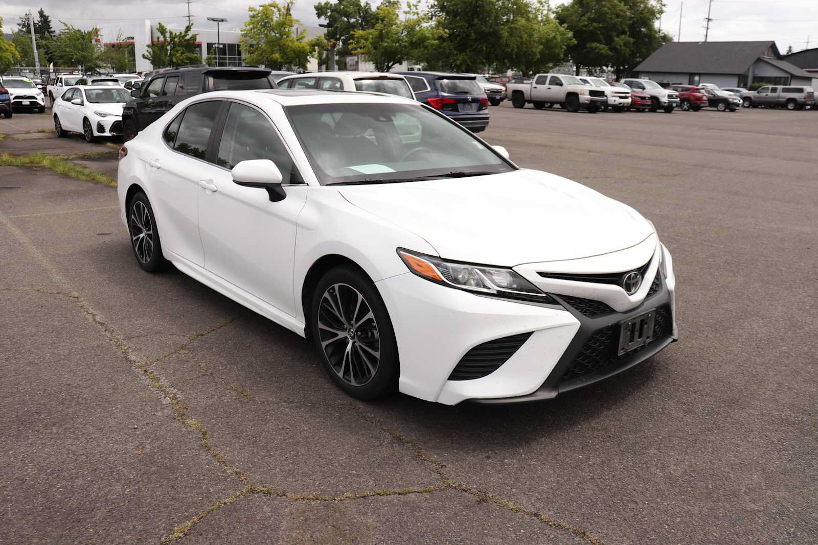 Certified 2018 Toyota Camry SE w/ Moonroof Package FWD image 3