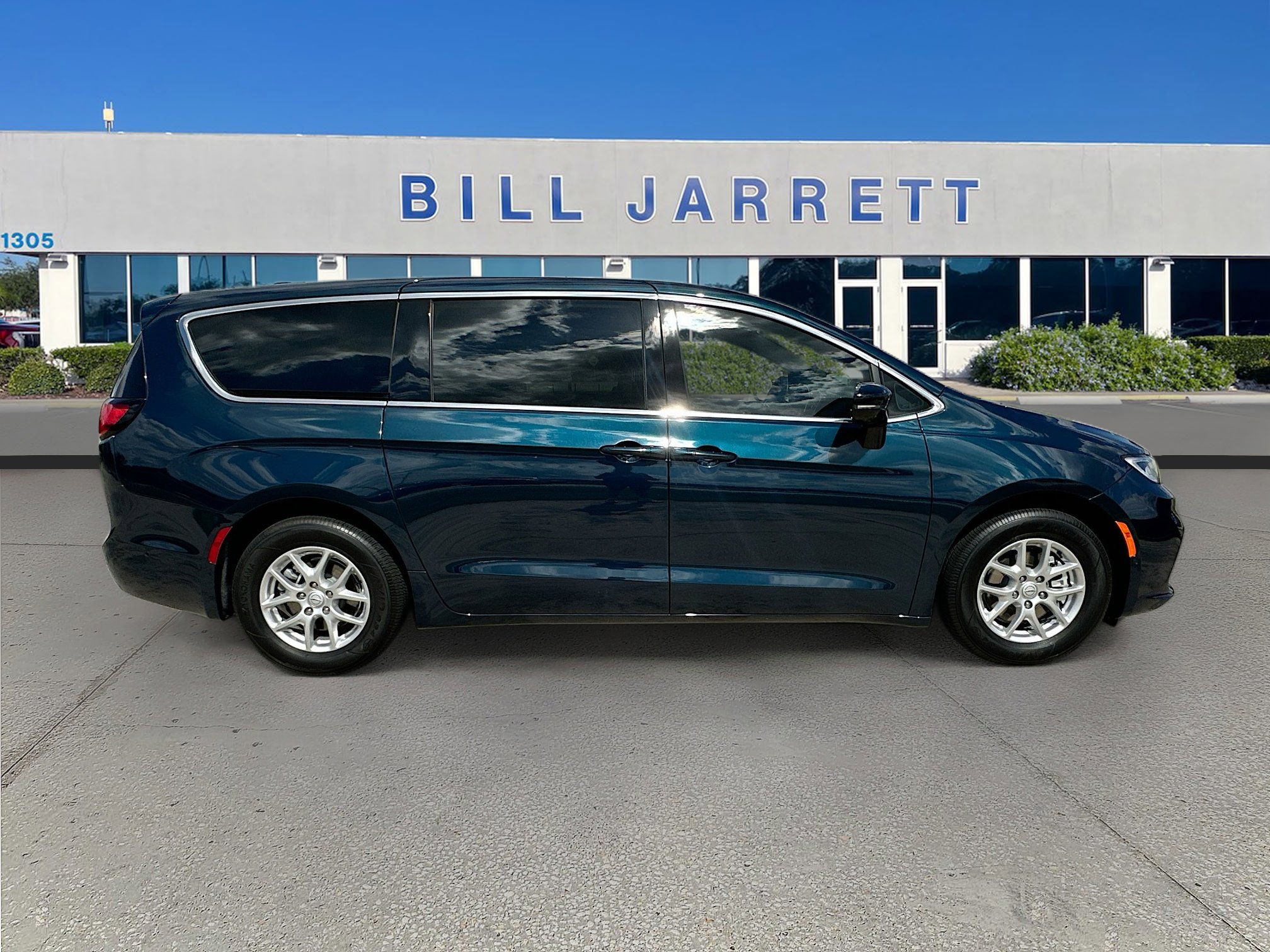 Used 2025 Chrysler Pacifica Select FWD image 8