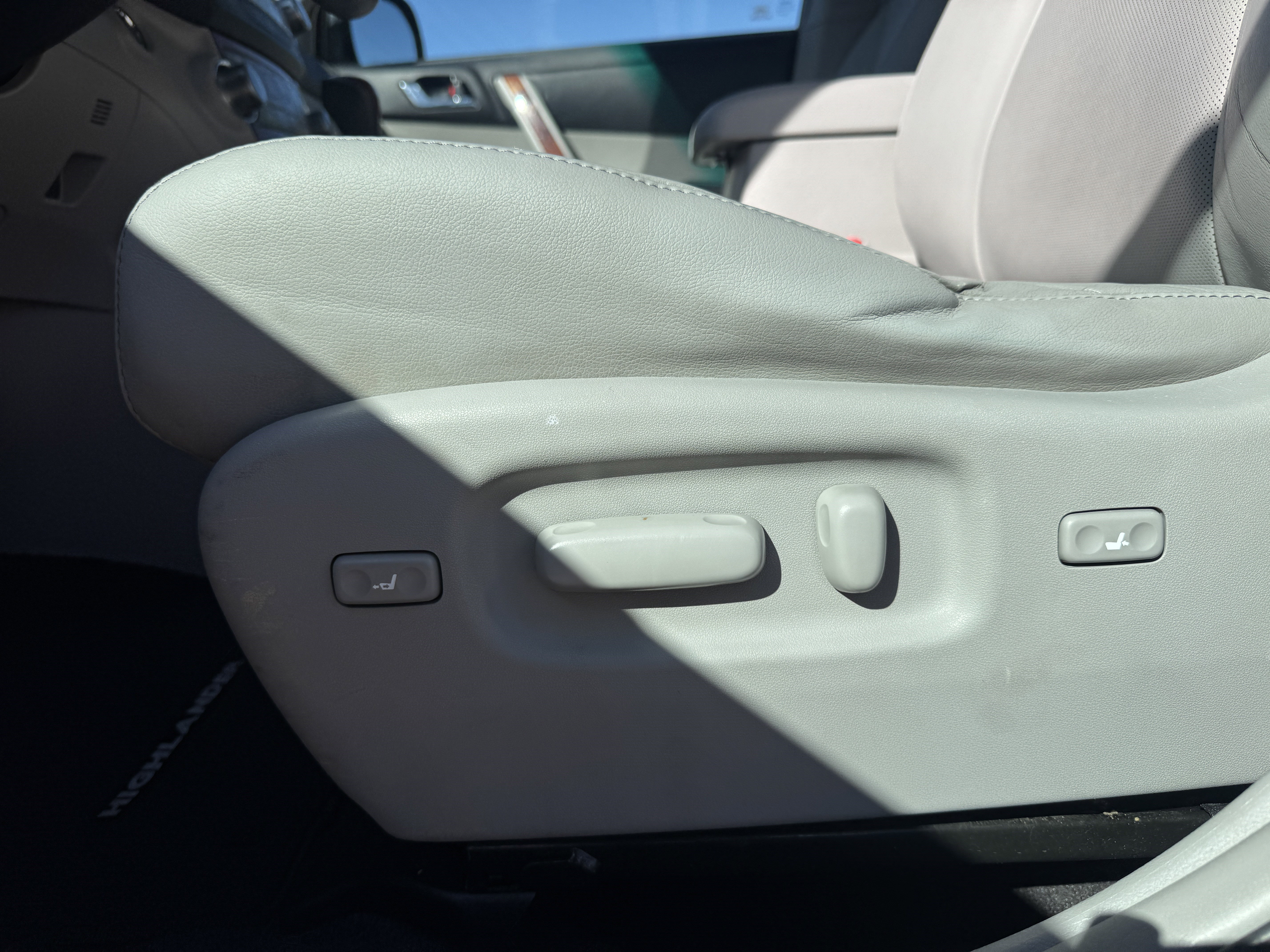 Used 2012 Toyota Highlander Limited w/ Tow Pkg image 11