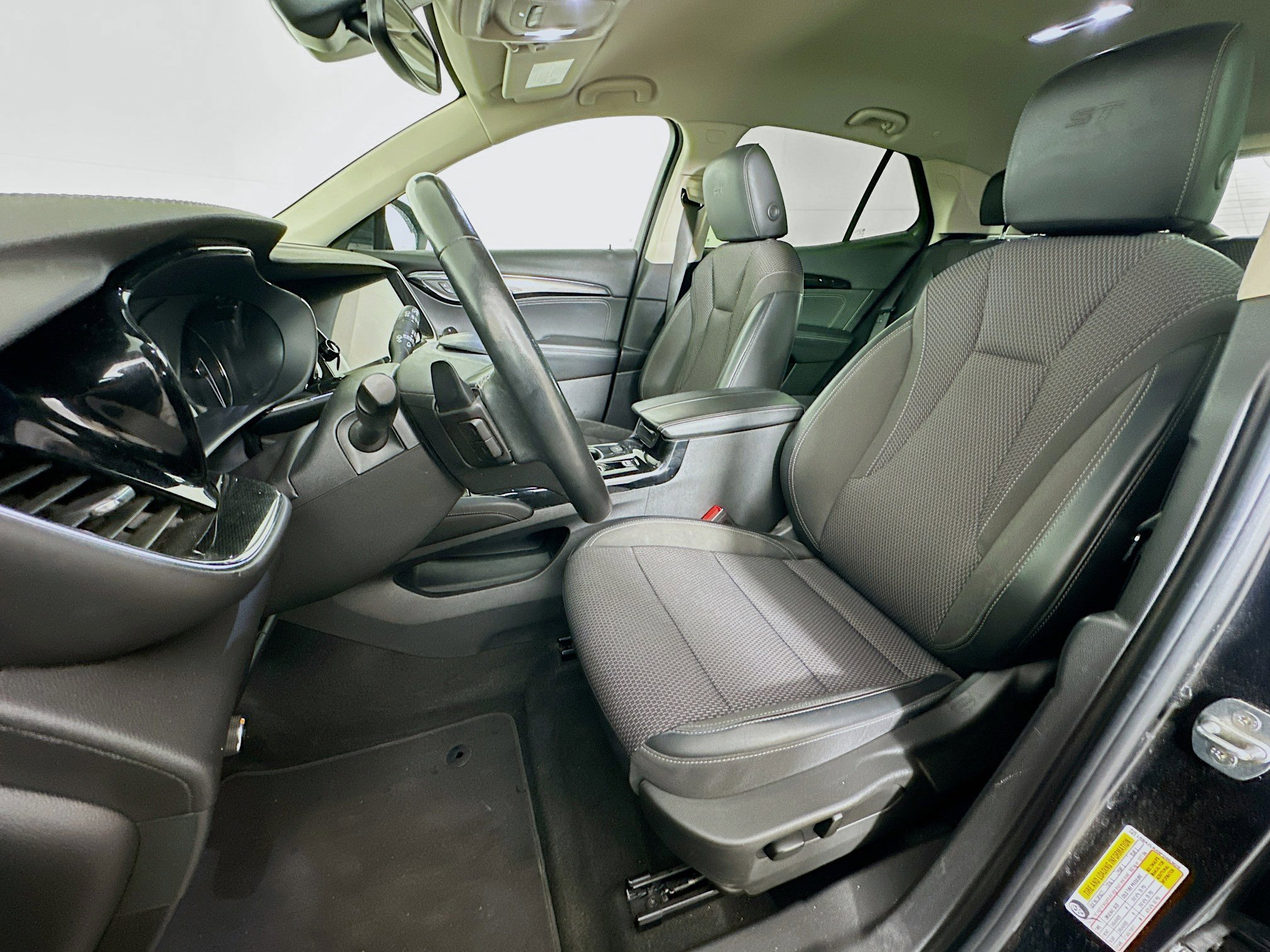 Used 2023 Buick Envision Preferred image 13