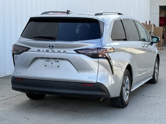 Used 2025 Toyota Sienna XLE FWD image 4
