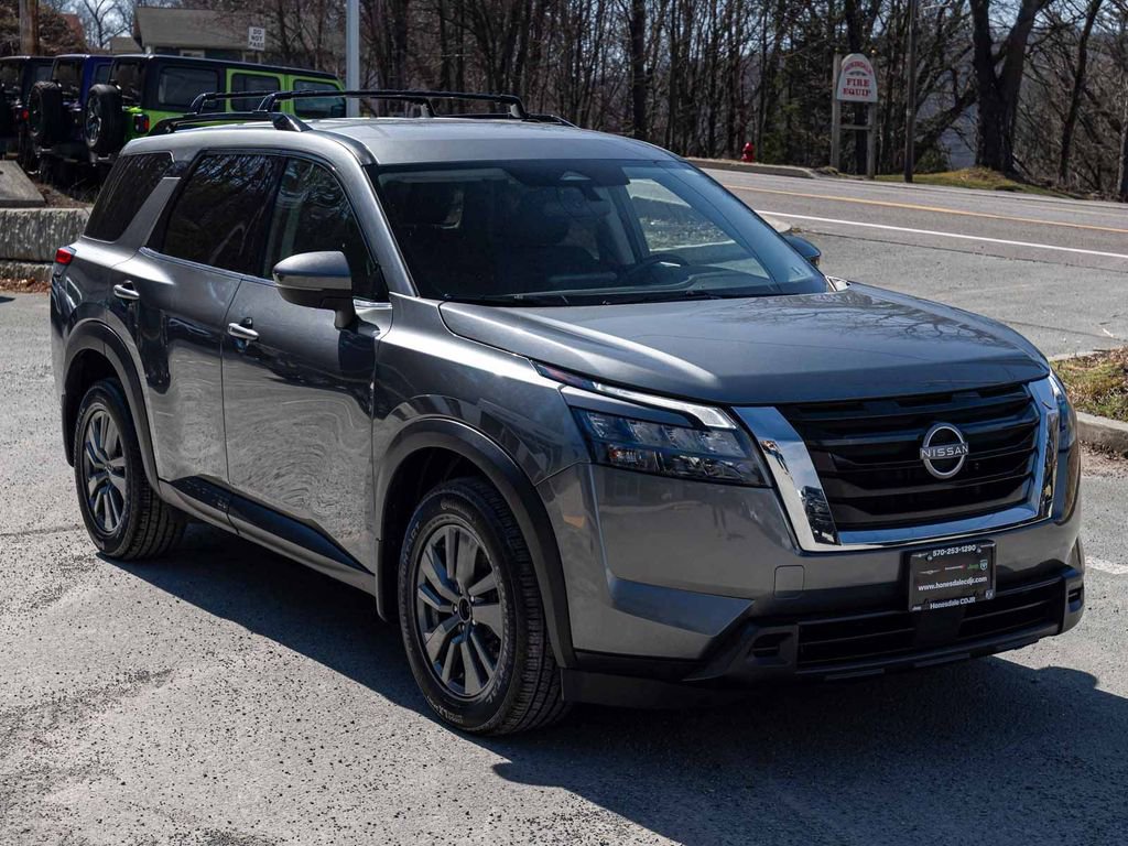 Used 2023 Nissan Pathfinder SV AWD/4WD image 3