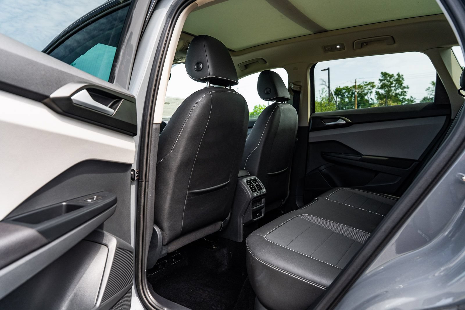 Used 2023 Volkswagen Taos SE w/ Panoramic Sunroof Package FWD image 16