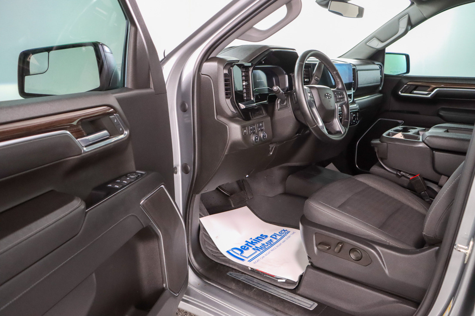 Used 2023 Chevrolet Silverado 1500 RST AWD/4WD image 3