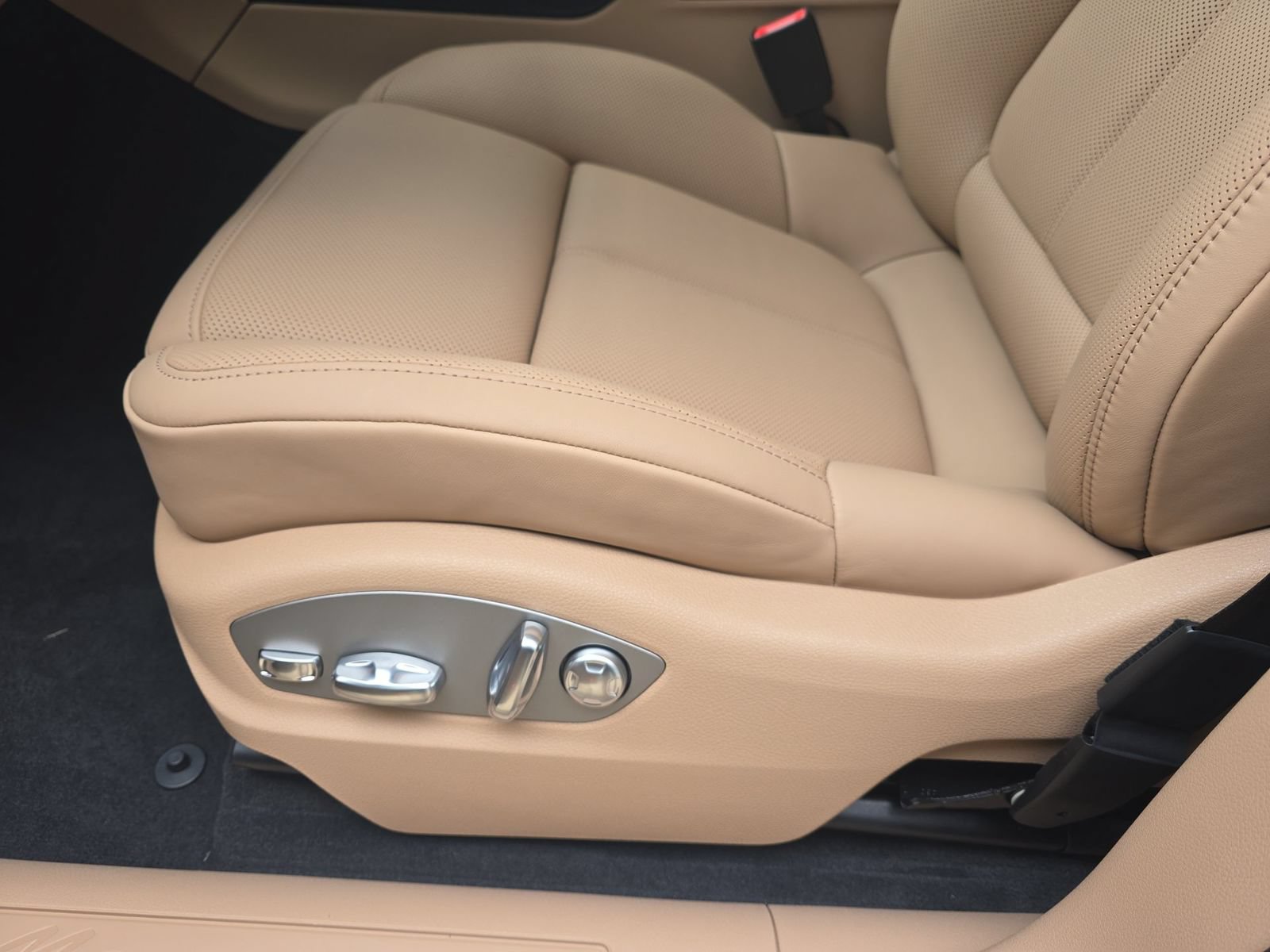 New 2026 Porsche Macan AWD/4WD image 14