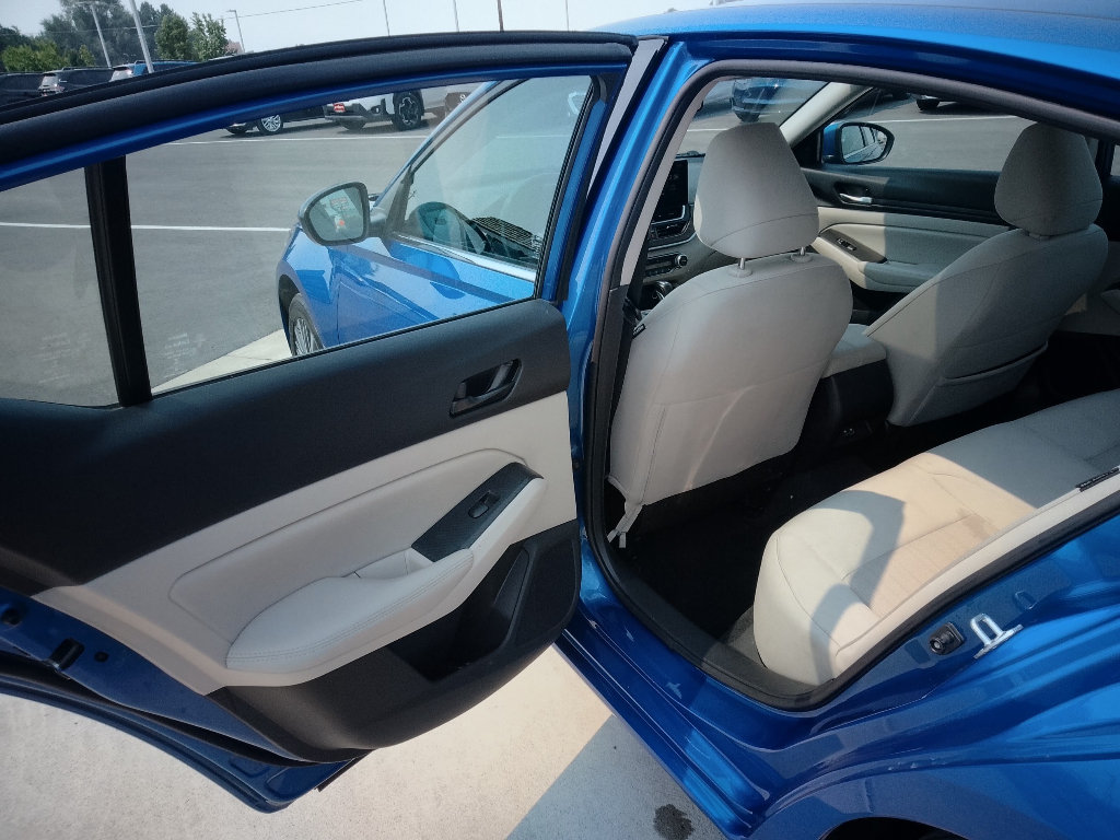 Used 2025 Nissan Altima 2.5 SV w/ SV Premium Package AWD/4WD image 11