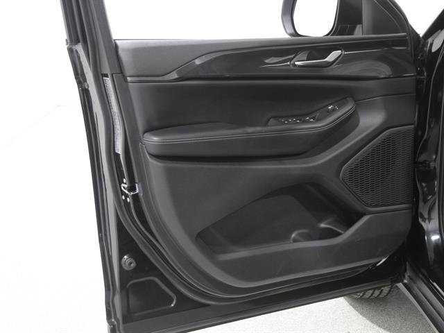 Used 2023 Jeep Grand Cherokee Laredo w/ Luxury Tech Group I image 4