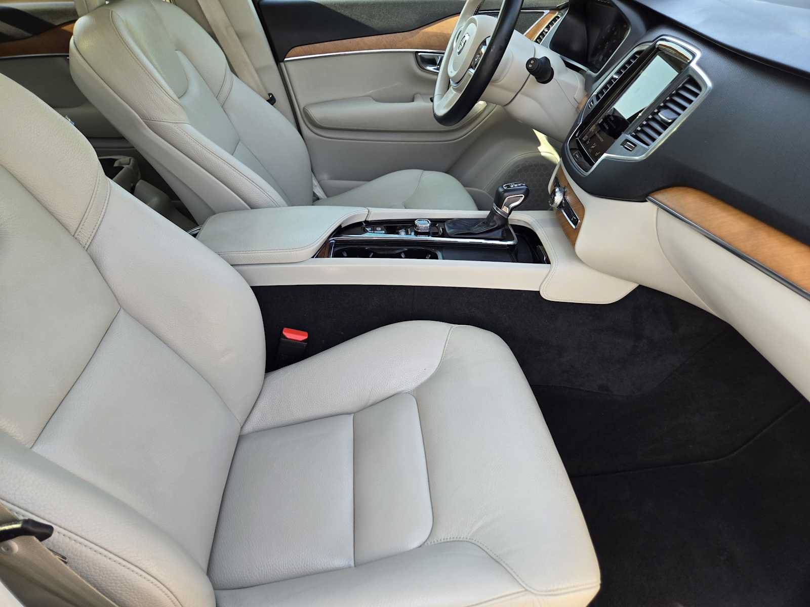 Used 2021 Volvo XC90 T5 Momentum w/ Climate Package FWD image 15