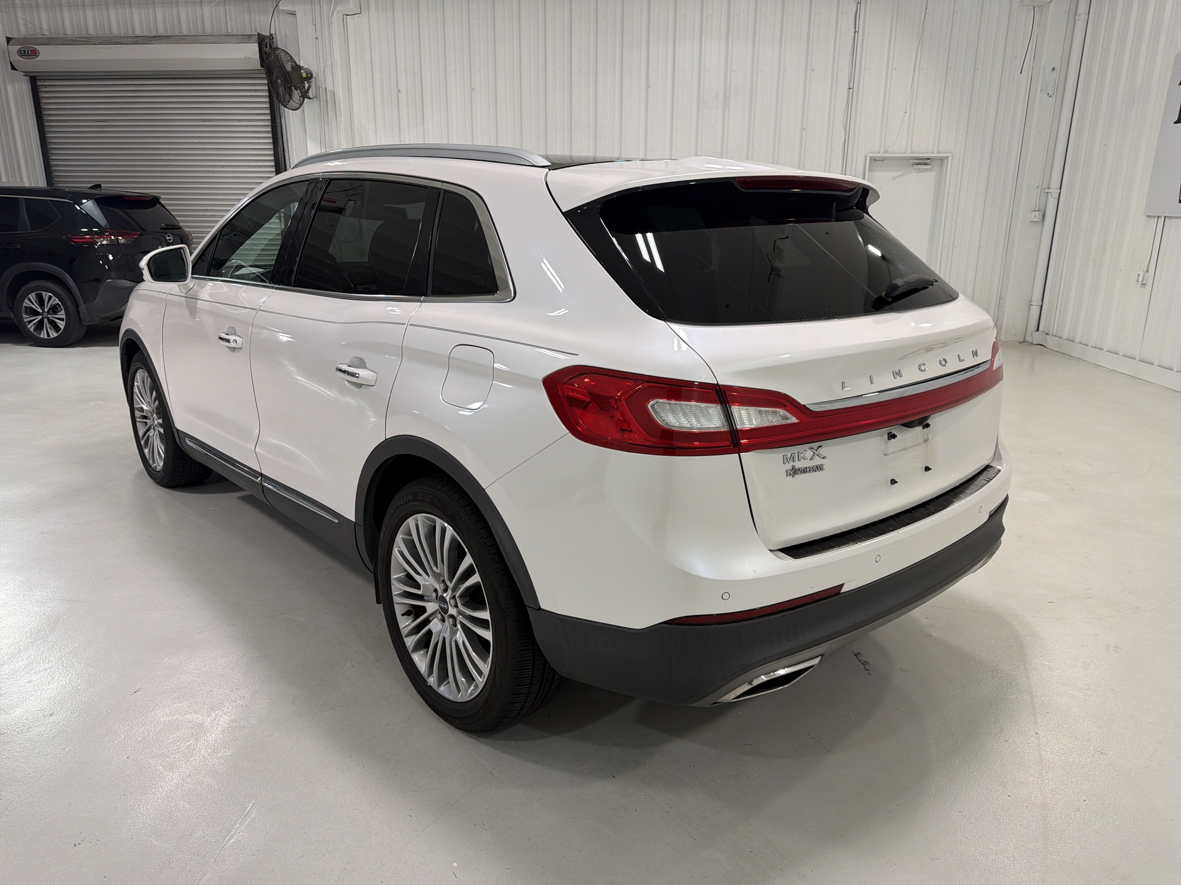 Used 2018 Lincoln MKX Reserve w/ Lincoln MKX Climate Package FWD image 3