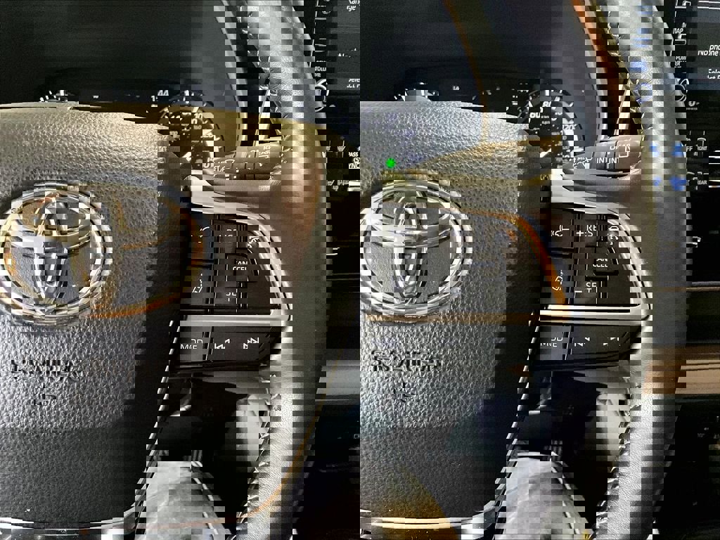 Used 2021 Toyota Highlander XLE image 25