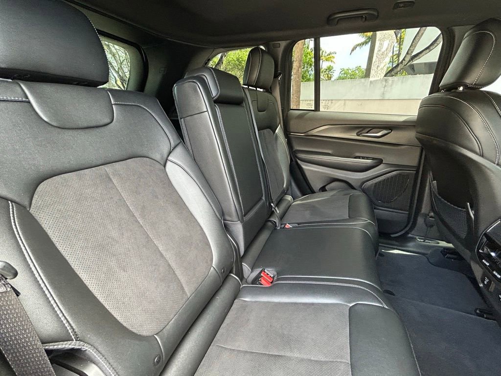 Used 2024 Jeep Grand Cherokee Altitude image 37