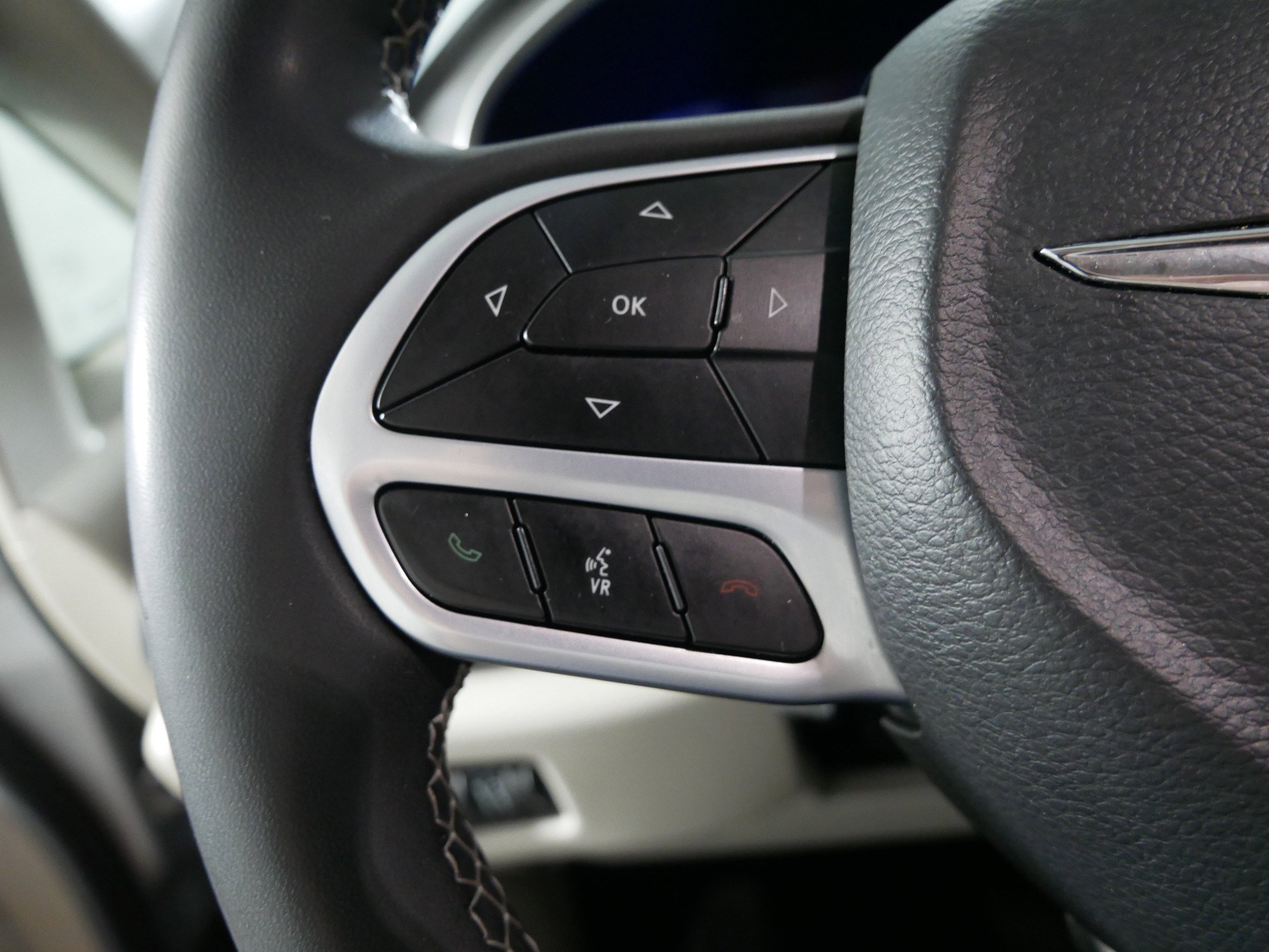 Used 2023 Chrysler Pacifica Touring-L FWD image 27