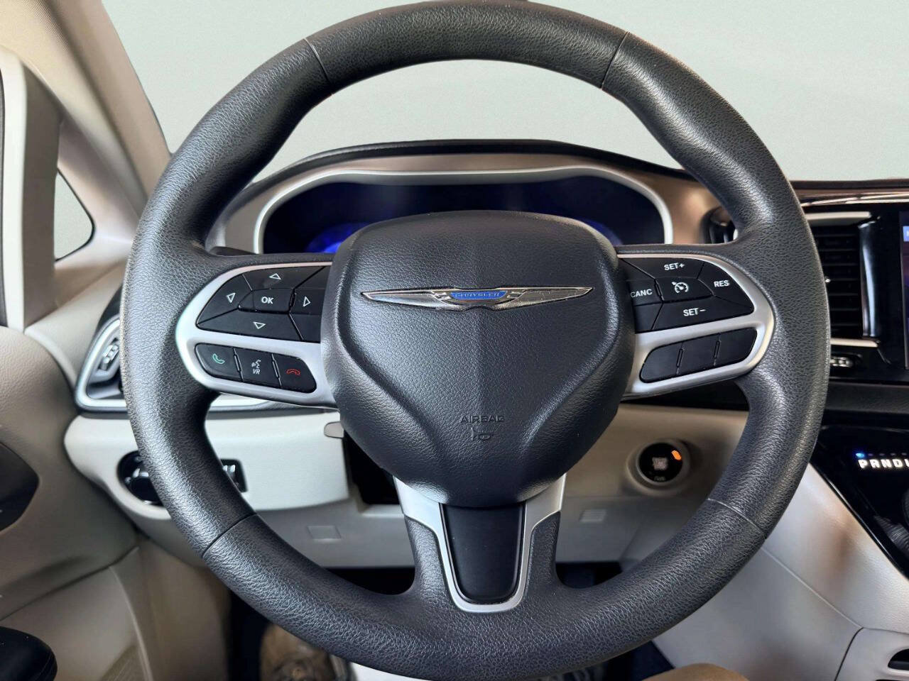 Used 2017 Chrysler Pacifica Touring FWD image 35