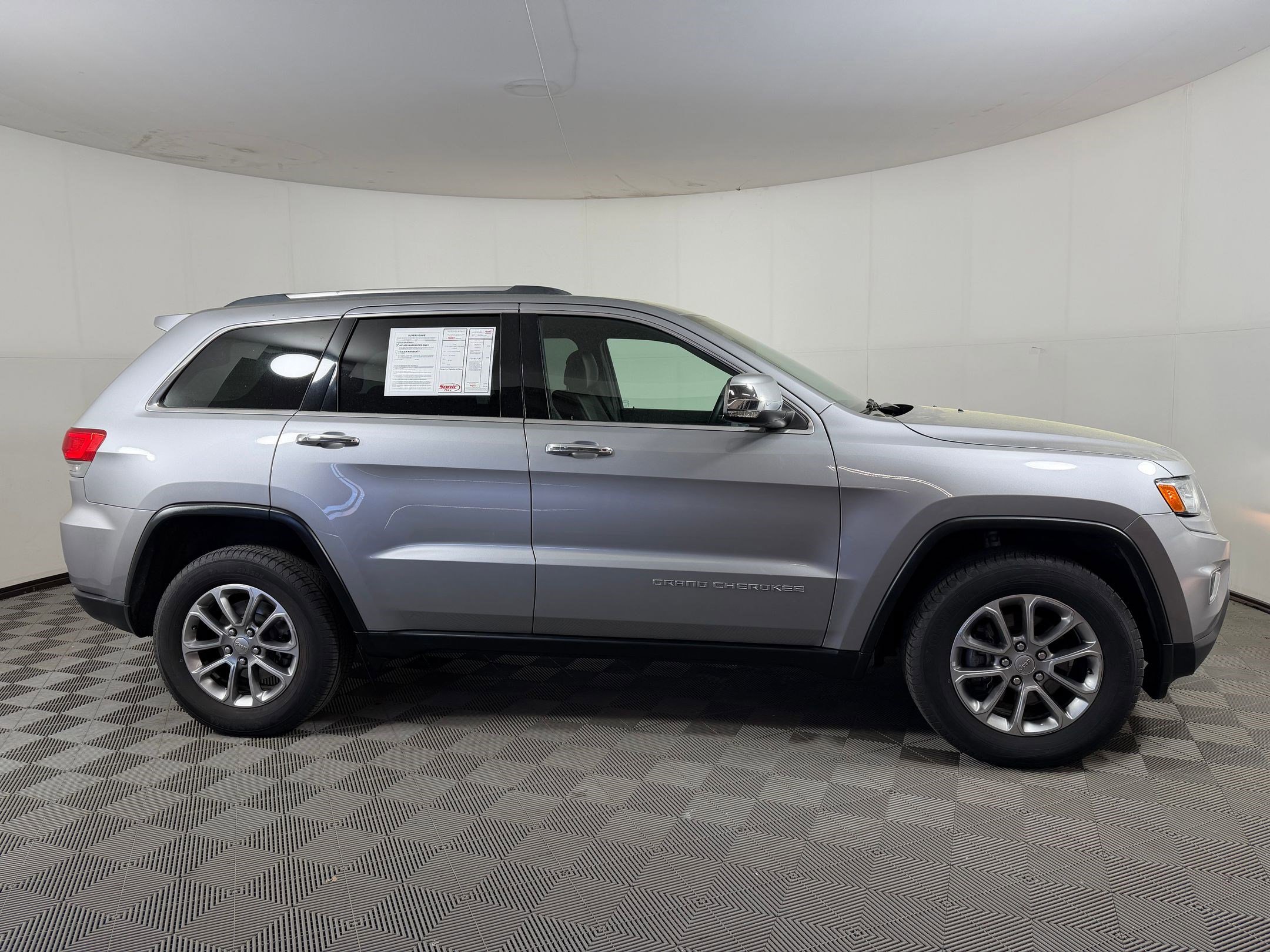 Used 2016 Jeep Grand Cherokee Limited w/ Luxury Group II image 8