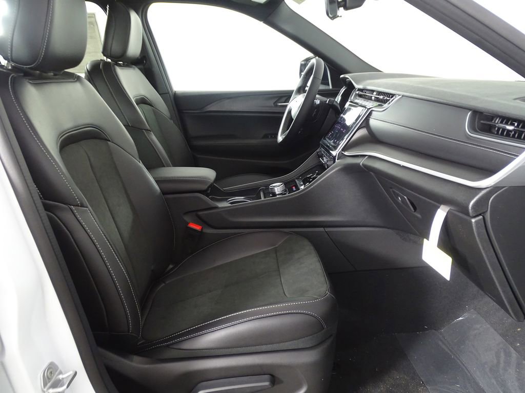 New 2025 Jeep Grand Cherokee Altitude image 16