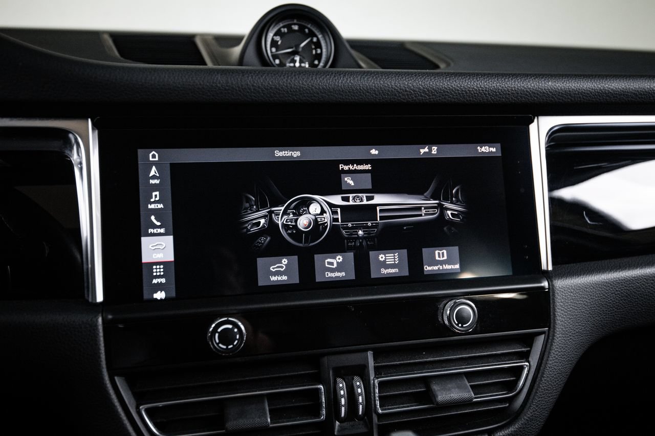 Certified 2023 Porsche Macan AWD/4WD image 18