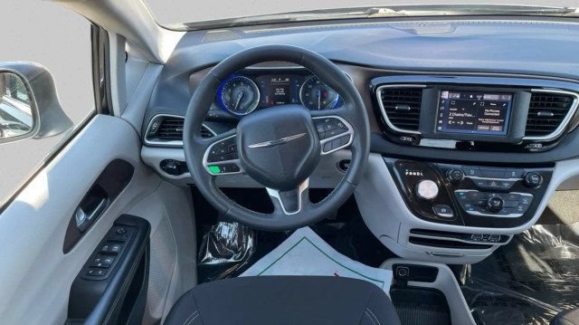 Used 2022 Chrysler Voyager LX FWD image 20