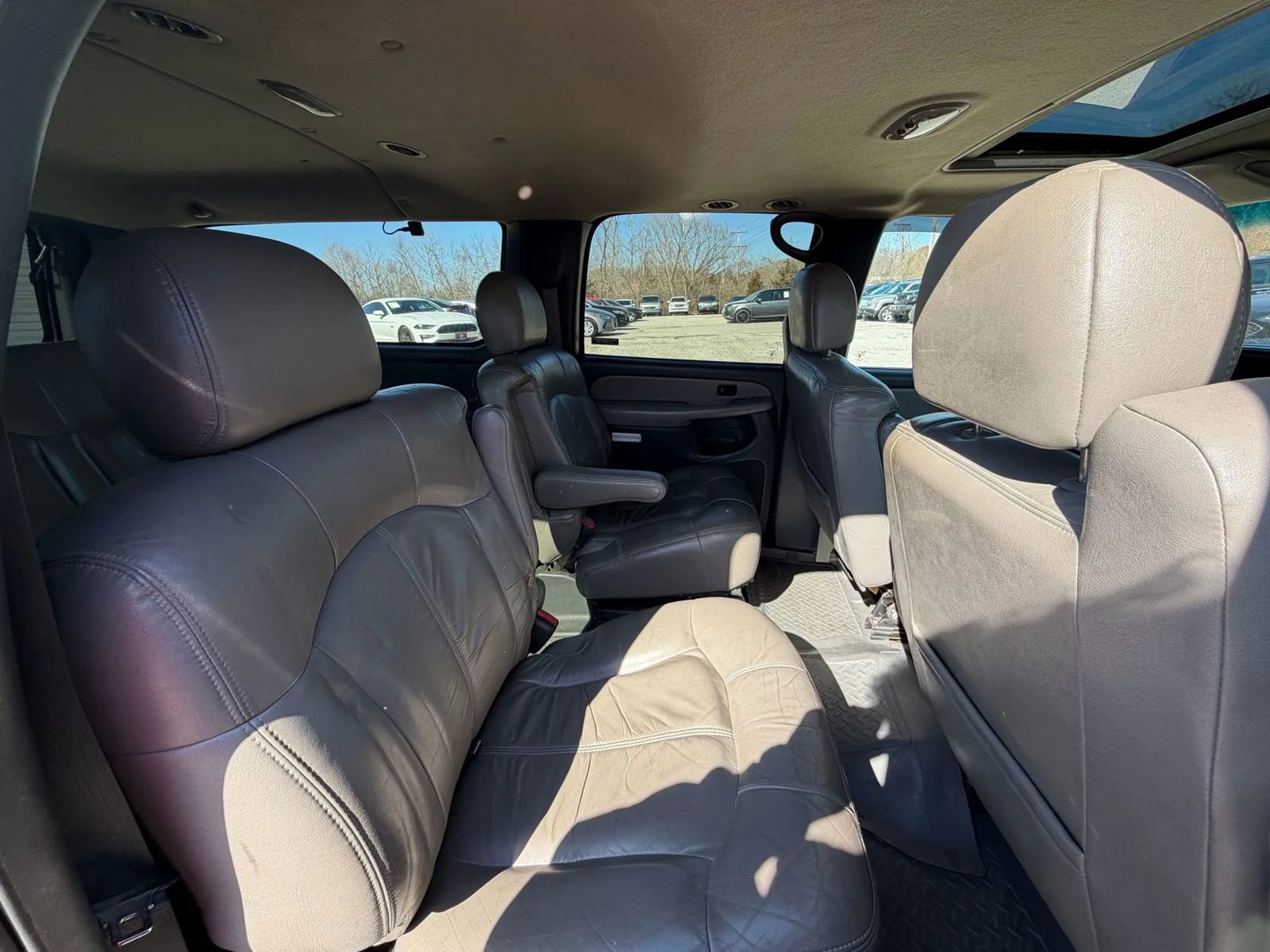 Used 2000 Chevrolet Suburban 2500 LT w/ LT Preferred Equipment Group image 17