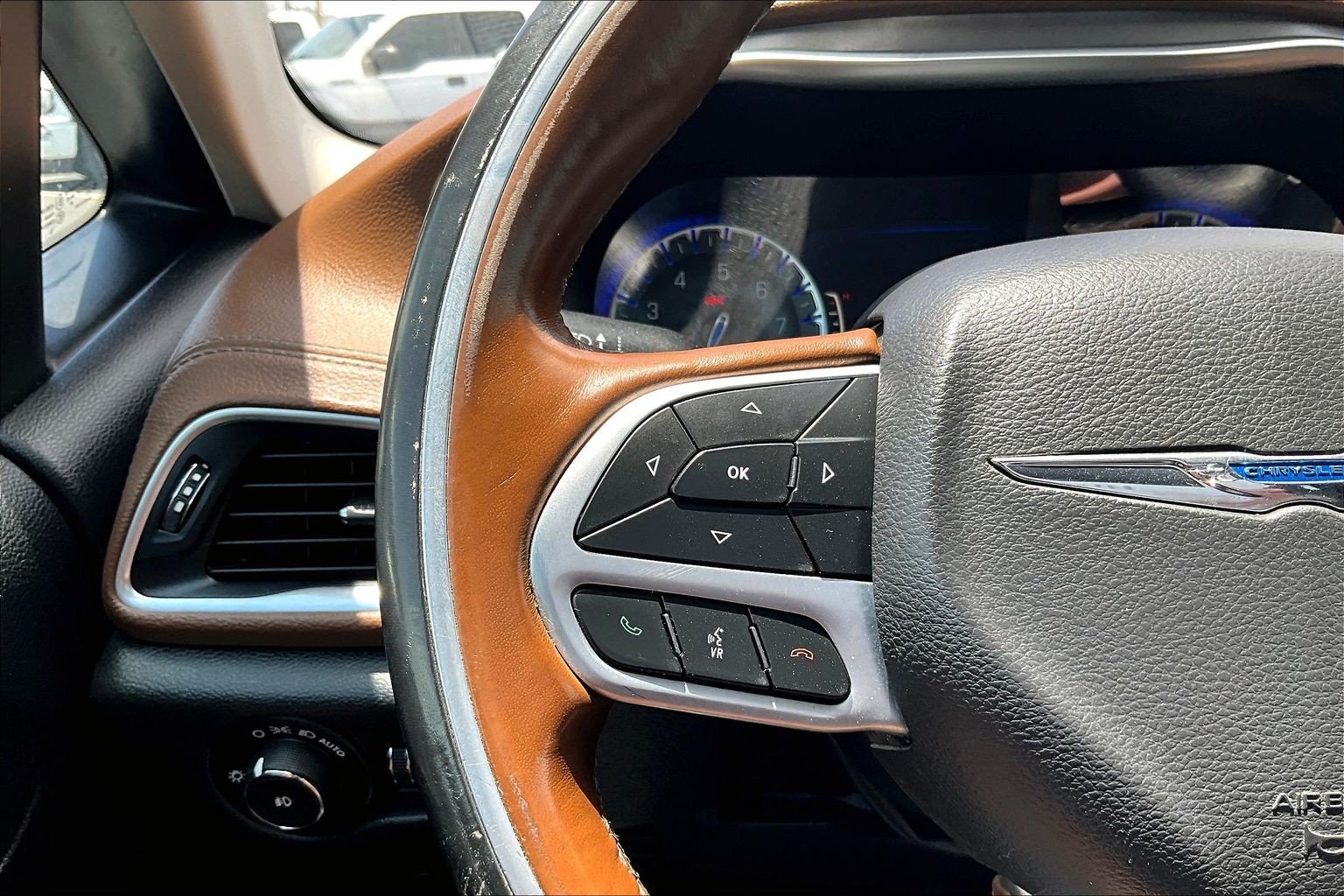 Used 2019 Chrysler Pacifica Limited w/ Advanced Safetytec Group FWD image 18