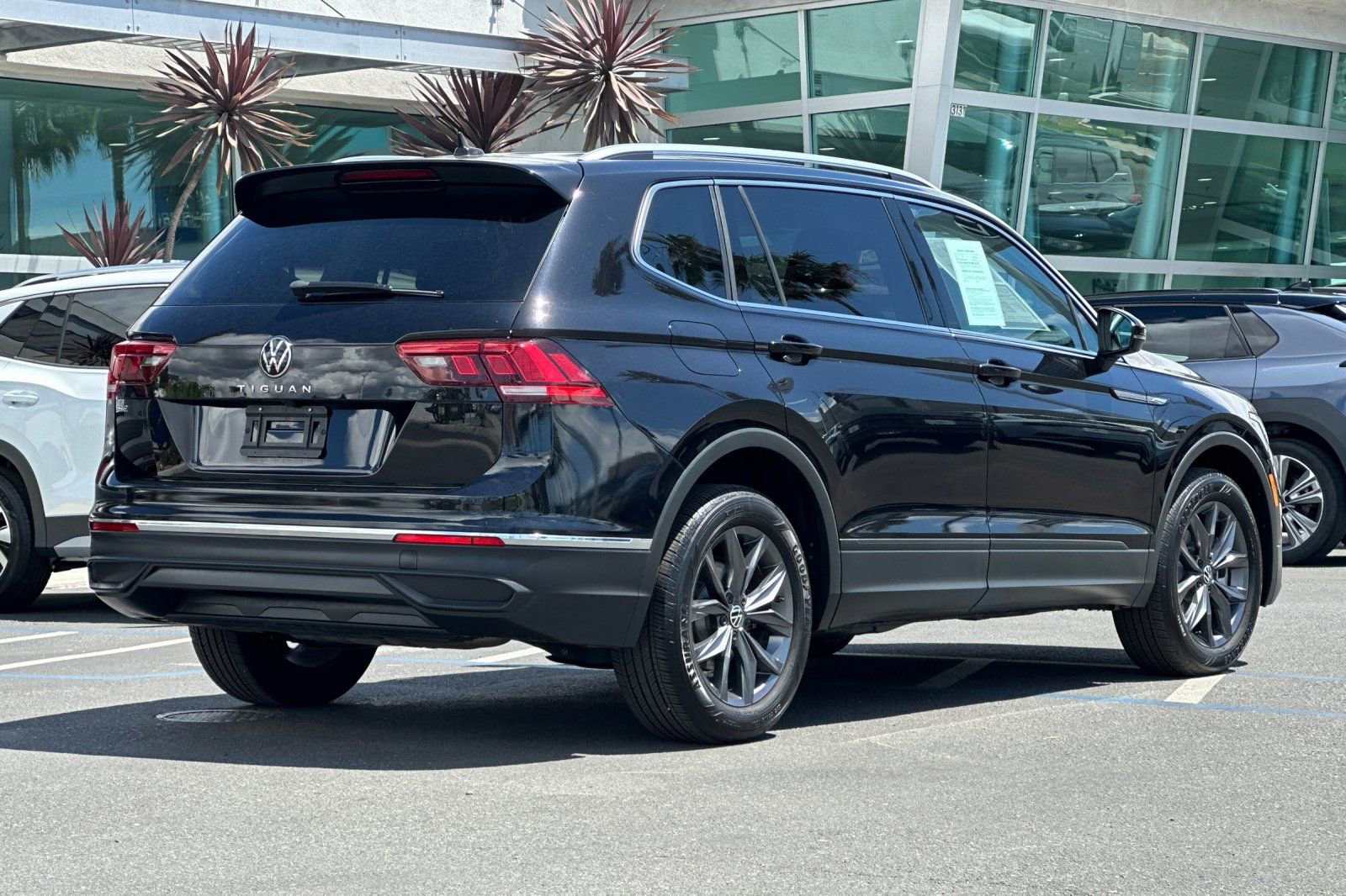 Used 2023 Volkswagen Tiguan SE FWD image 5