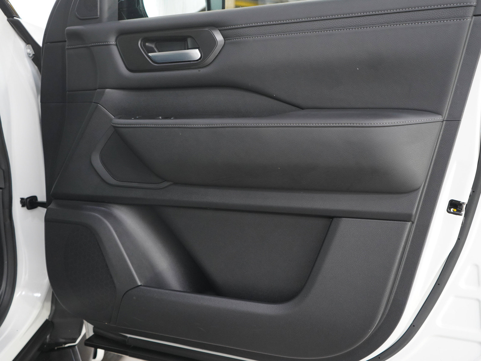 Certified 2025 Nissan Armada SV AWD/4WD image 9