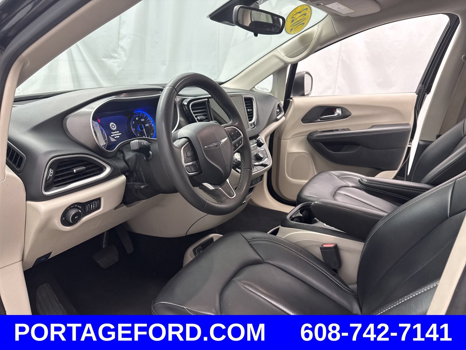 Used 2023 Chrysler Pacifica Touring-L FWD image 10
