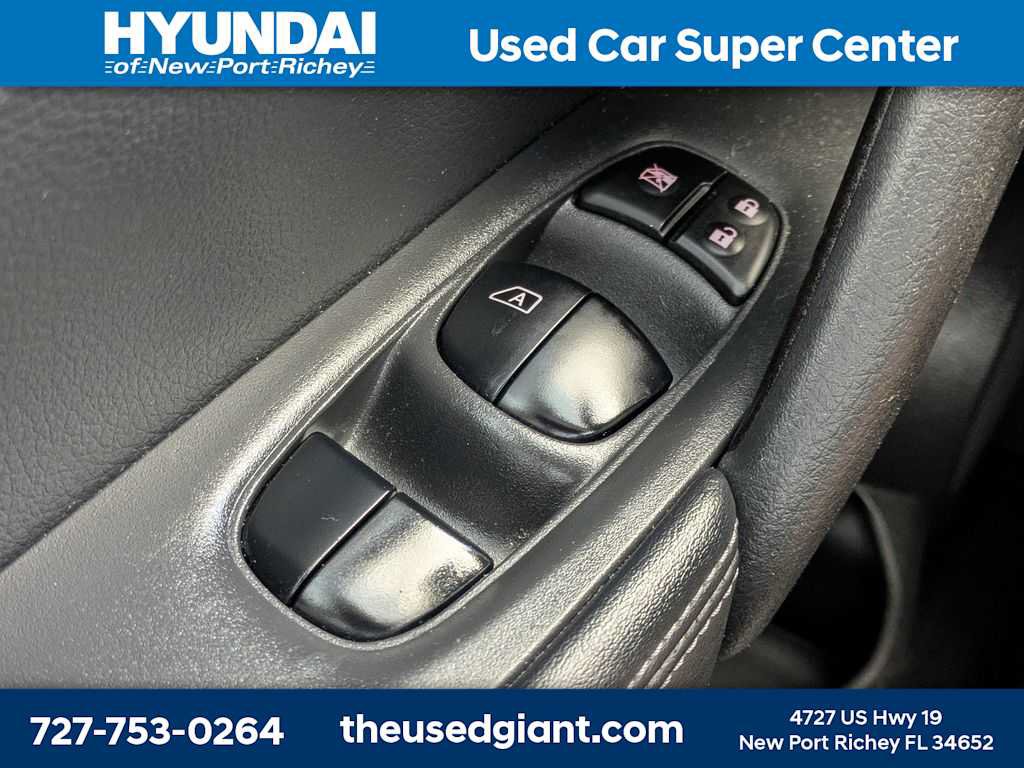 Used 2018 Nissan Rogue SV w/ Premium Package FWD image 31